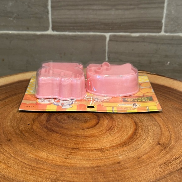 Set of 2 Brand New Pink Hello Kitty Cookie Cutters New in Package Very Cute 💕🥰 - Picture 3 of 9